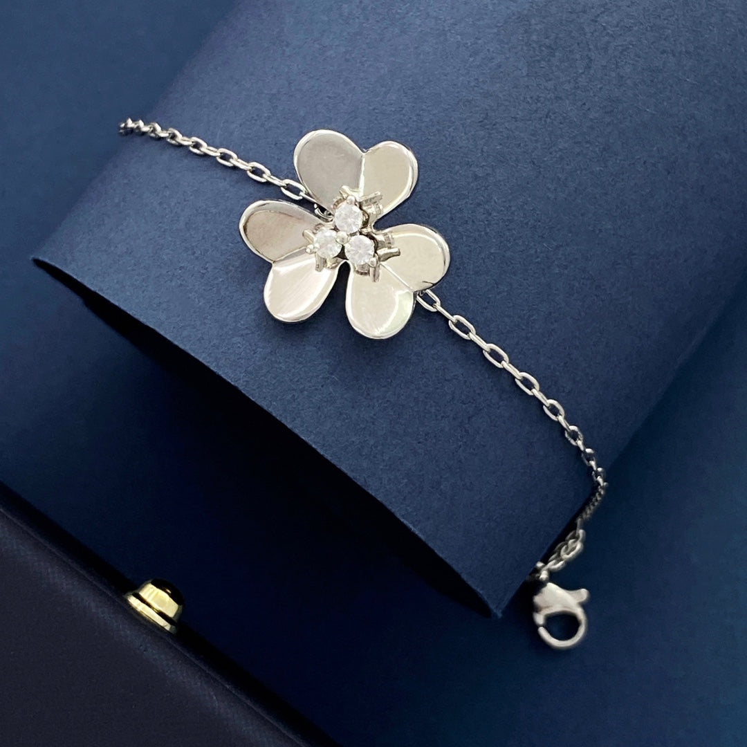 18K Frivole Medium Clover Bracelet