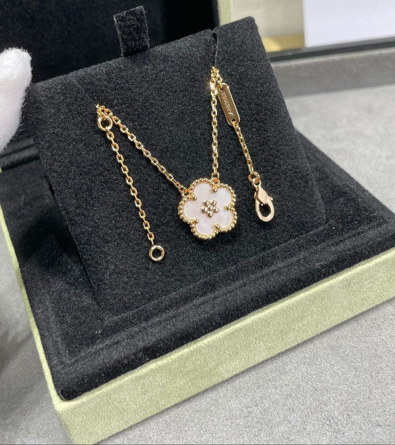 18K Lucky Spring Pendant Clover Necklace