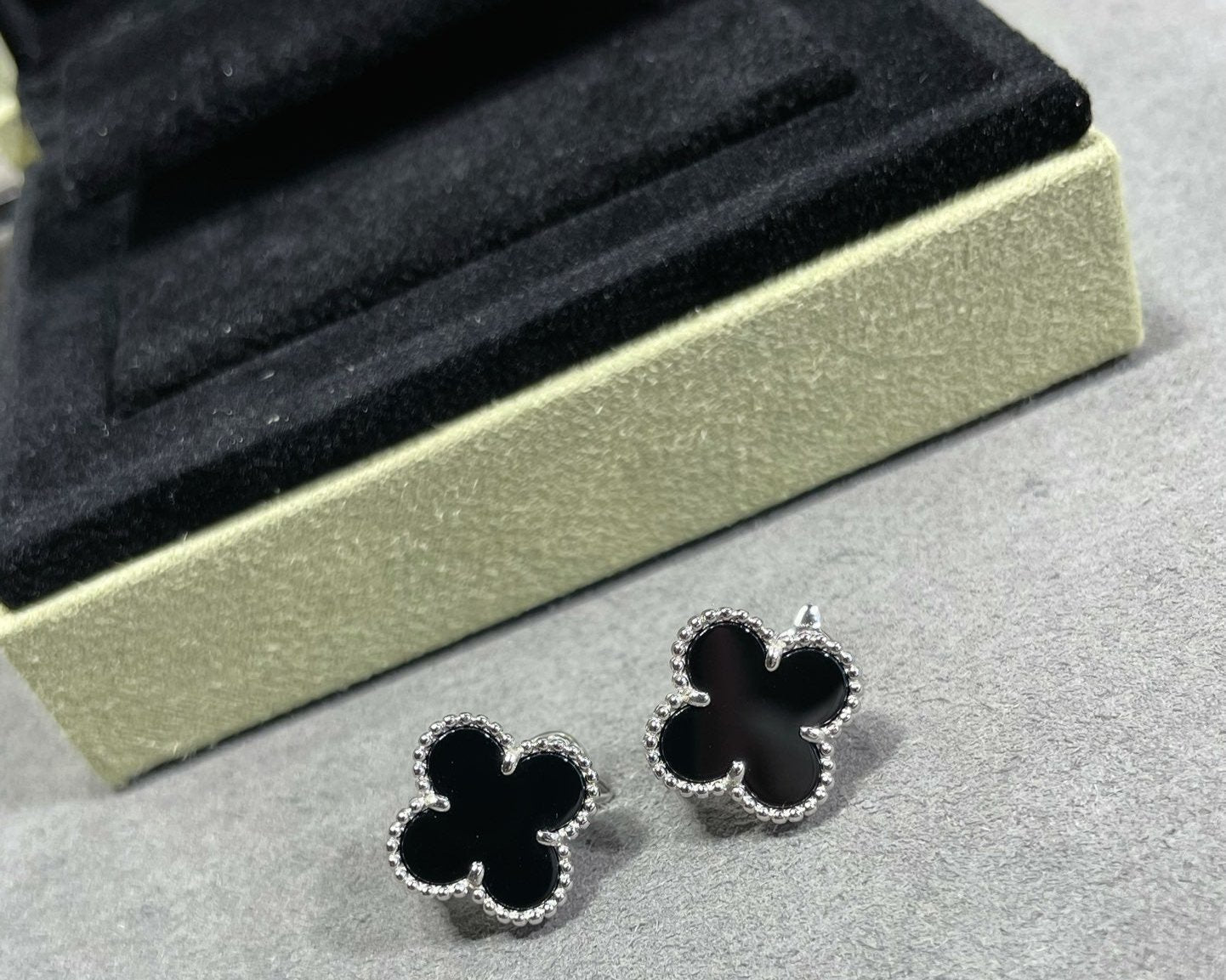 18K Vintage Alhambra Black Earrings