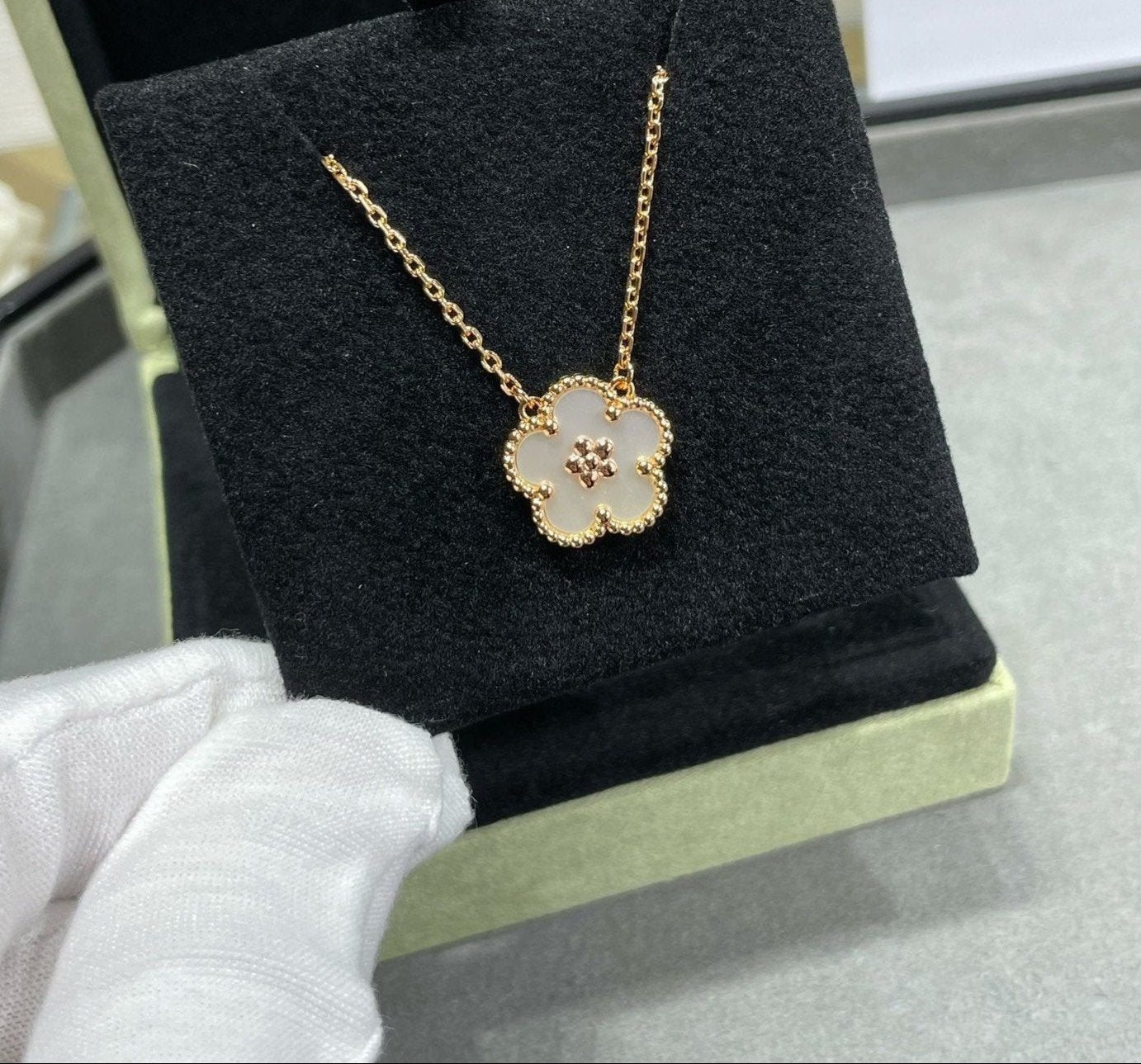 18K Lucky Spring Pendant Clover Necklace