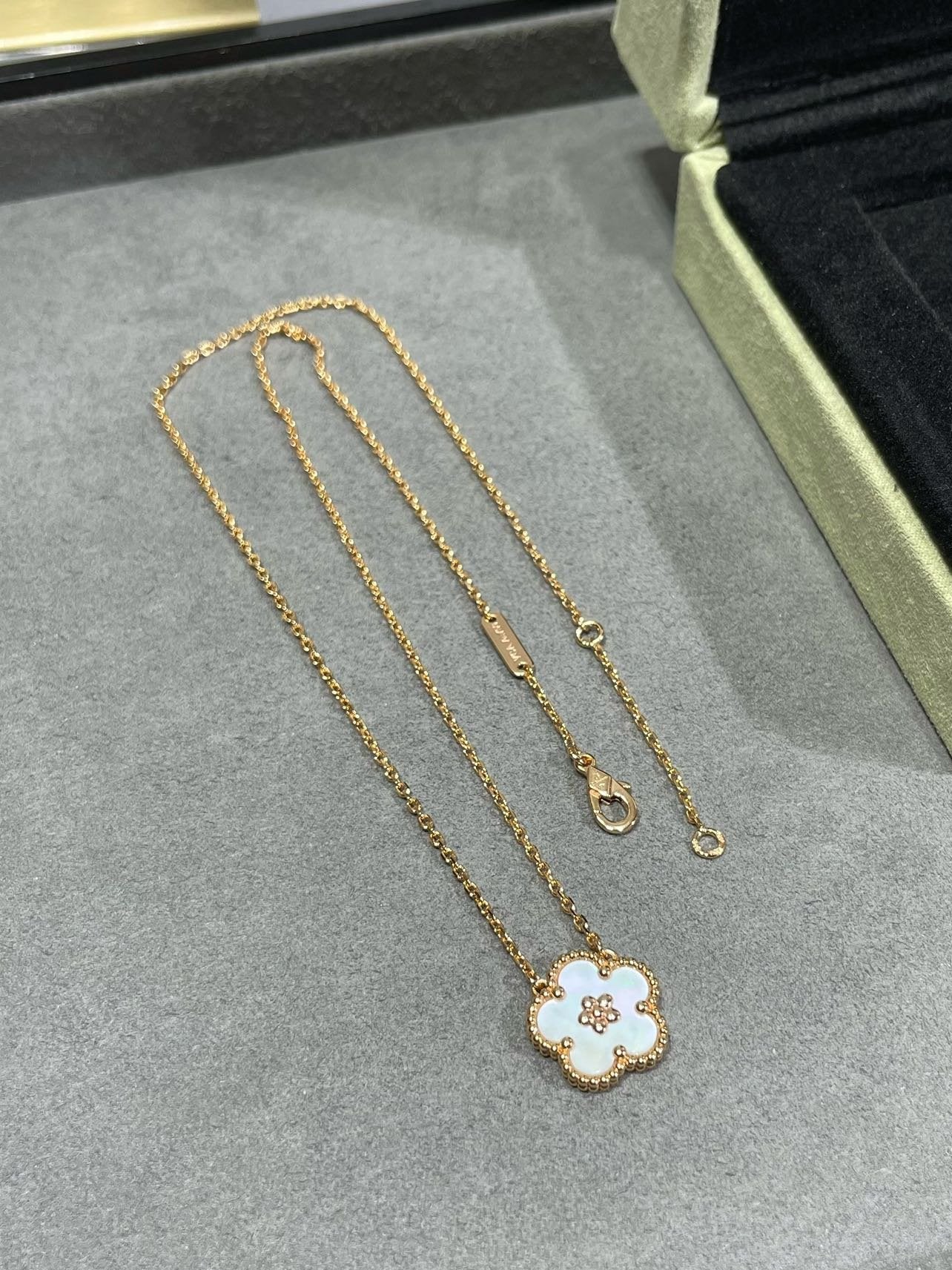 18K Lucky Spring Pendant Clover Necklace